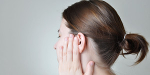 Beitragsbild des Blogbeitrags Verstopfte Ohren bei Schnupfen: Diese Hausmittel helfen! 
