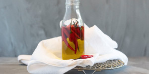 Beitragsbild des Blogbeitrags Feurig scharfes Chiliöl selber machen