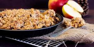 Beitragsbild des Blogbeitrags Lecker: Apfel Crumble mit Haferflocken und Nüssen
