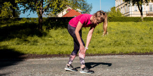 Beitragsbild des Blogbeitrags Schienbeinschmerzen beim Laufen? Das musst du jetzt machen! 
