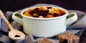 Beitragsbild des Blogbeitrags Vegetarisches Kürbisgulasch mit Kichererbsen und Bohnen