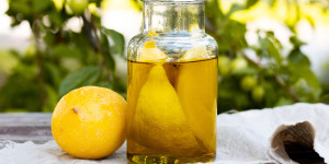 Beitragsbild des Blogbeitrags DIY Zitronenöl mit Olivenöl und Rosmarin 