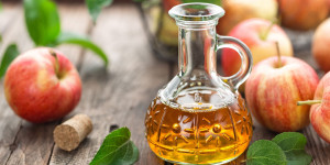 Beitragsbild des Blogbeitrags Apfelessig am Abend trinken: Das musst du darüber wissen!