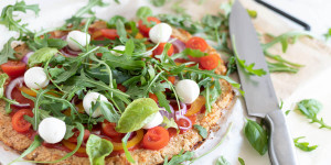 Beitragsbild des Blogbeitrags Low Carb Pizza aus Blumenkohl 