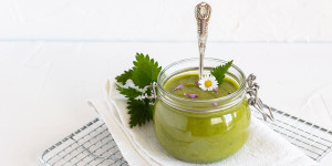 Beitragsbild des Blogbeitrags Schnelle Wildkräutersuppe: Rezept mit Kartoffeln 