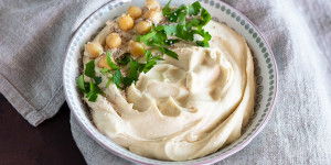 Beitragsbild des Blogbeitrags Hummus selber machen: Ein Hoch auf die Kichererbse 