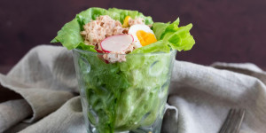 Beitragsbild des Blogbeitrags Low Carb Thunfisch Wraps mit knackigem Salat