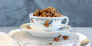 Beitragsbild des Blogbeitrags Knuspriges Quinoa Müsli mit Nüssen