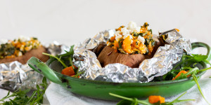 Beitragsbild des Blogbeitrags Gefüllte Süßkartoffel aus dem Ofen mit Feta & Spinat 