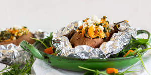 Beitragsbild des Blogbeitrags Gefüllte Süßkartoffel aus dem Ofen mit Feta & Spinat