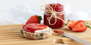 Beitragsbild des Blogbeitrags Erdbeermarmelade mit Birkenzucker selber machen