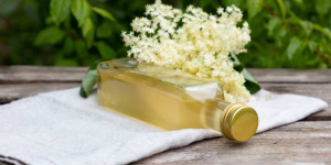 Beitragsbild des Blogbeitrags Genial! So gelingt Holunderblütensirup auch ohne Zucker