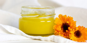 Beitragsbild des Blogbeitrags Ringelblumen Salbe selber machen aus nur 3 Zutaten