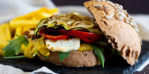 Beitragsbild des Blogbeitrags Halloumi Burger mit Grillgemüse und Rucola