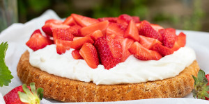 Beitragsbild des Blogbeitrags Der beste Low Carb Erdbeerkuchen aller Zeiten!