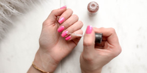 Beitragsbild des Blogbeitrags 13 geniale Hacks, die deinen Nagellack länger halten lassen