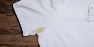 Beitragsbild des Blogbeitrags So kannst gelbe Flecken unter den Achseln vermeiden! 