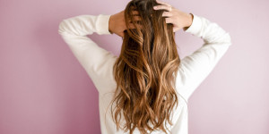 Beitragsbild des Blogbeitrags Was tun gegen fettige Haare? Hausmittel im Test