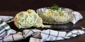 Beitragsbild des Blogbeitrags Cremiger Zucchini Aufstrich mit Dill