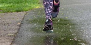 Beitragsbild des Blogbeitrags Was hilft gegen schwere Beine beim Joggen?