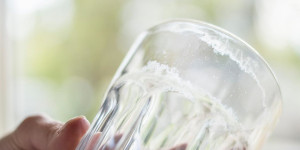 Beitragsbild des Blogbeitrags Glaskorrosion entfernen: Das hilft gegen milchige Gläser 