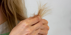 Beitragsbild des Blogbeitrags Brüchiges Haar? So kannst du Haarbruch stoppen!