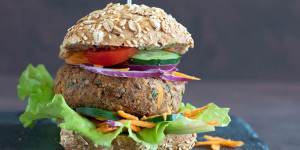 Beitragsbild des Blogbeitrags Saftiger Kidneybohnen Burger: der leckere 10 Minuten Veggie Burger 