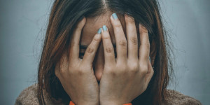 Beitragsbild des Blogbeitrags Liebeskummer ohne Beziehung – so überstehst du dein gebrochenes Herz!