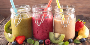 Beitragsbild des Blogbeitrags Kann man einen Smoothie einfrieren? So funktionierts!