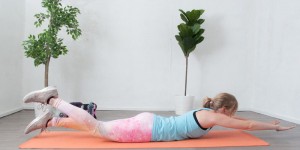 Beitragsbild des Blogbeitrags Beinheben in Bauchlage: effektiv ohne Trainingsgeräte