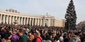 Beitragsbild des Blogbeitrags URBI ET ORBI – Der Papst und 10000 Selfie Sticks