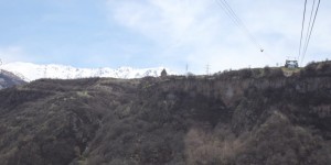 Beitragsbild des Blogbeitrags Mit der längsten Luftseilbahn über eine 500 Meter tiefe Schlucht zum Kloster Tatew 