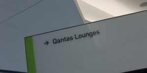 Beitragsbild des Blogbeitrags WHAT: Qantas wirft Lady wegen Ugg Boots aus der Lounge??? 