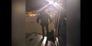 Beitragsbild des Blogbeitrags NO COMMENT: Ryanair Passagier macht Notausstieg auf und setzt sich auf die Tragfläche