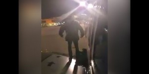 Beitragsbild des Blogbeitrags NO COMMENT: Ryanair Passagier macht Notausstieg auf und setzt sich auf die Tragfläche 