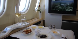 Beitragsbild des Blogbeitrags Lufthansa öffnet alle Business Buchungsklassen für First Upgrades (Meilen und E-Voucher)