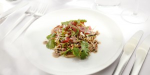 Beitragsbild des Blogbeitrags Was es am NEUEN Qantas Perth – London Flug zu essen gibt!