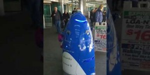 Beitragsbild des Blogbeitrags FUN: Kinder spielen mit dem La Guardia Security Roboter 