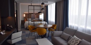Beitragsbild des Blogbeitrags GENIAL: Courtyard Katowice City Center – Suite (Video)