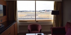 Beitragsbild des Blogbeitrags PLANESPOTTER HIMMEL: Renaissance London Heathrow – Suite (Video)