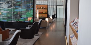 Beitragsbild des Blogbeitrags SCHÖN: Cathay Pacific The Bridge Lounge Hong Kong