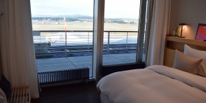 Beitragsbild des Blogbeitrags HEAVEN: Swiss First Lounge Zürich Terminal E – Hotelzimmer 