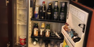 Beitragsbild des Blogbeitrags Kommt das Ende der freien Minibar bei Royal Ambassador?
