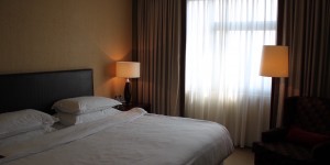 Beitragsbild des Blogbeitrags 2500 Alaska Mileage Plan Meilen für eine Hotelbuchung
