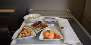 Beitragsbild des Blogbeitrags ACHTUNG: Lufthansa warnt vor Catering-Ausfällen