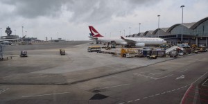 Beitragsbild des Blogbeitrags STABIL: Cathay Pacific The Bridge Business Lounge Hong Kong