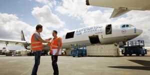 Beitragsbild des Blogbeitrags GIVEAWAY: Lufthansa Upcycling Collection Einzelstücke und Meilen GEWINNEN