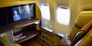 Beitragsbild des Blogbeitrags VIDEO: Singapore Airlines 777 First Singapur – Hong Kong