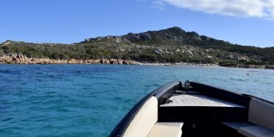 Beitragsbild des Blogbeitrags BÖSE, SCHÖN, SCHWACH: Cervo Sheraton Costa Smeralda – Suite
