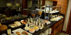 Beitragsbild des Blogbeitrags QUALITÄT zum Hostel Preis: DoubleTree by Hilton Warschau – Executive Zimmer